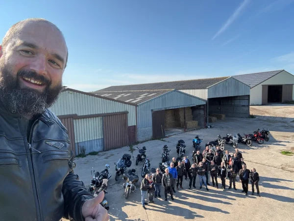 Départ d'une balade, le groupe devant les hangars