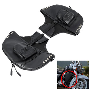 Paire de protège-jambes en cuir noir montés sur le pare-jambes d'une Harley-Davidson - vue 1