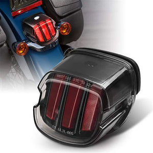 Feu arrière LED à lentille fumée monté sur une Harley-Davidson Dyna - vue 2