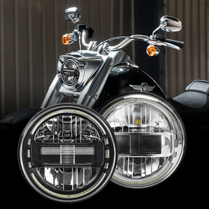 Phare LED projecteur noir monté sur une Harley-Davidson Touring - vue 1