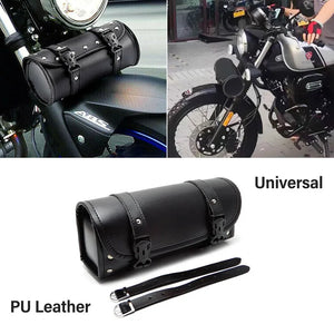 Sacoche moto en cuir noir à clous chromés fixée sur le côté d'une Harley-Davidson - vue 2