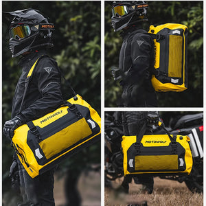 Sac de queue étanche moto noir au format roulé, fixé à l'arrière de la selle - vue 5