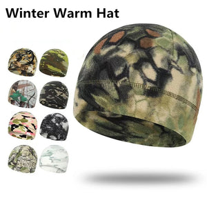 Cagoule polaire camouflage pour l'hiver, portée sous un casque moto - vue 1