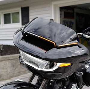 Baguette LED noire fixée le long du pare-brise d'une Harley-Davidson Road Glide - vue 3