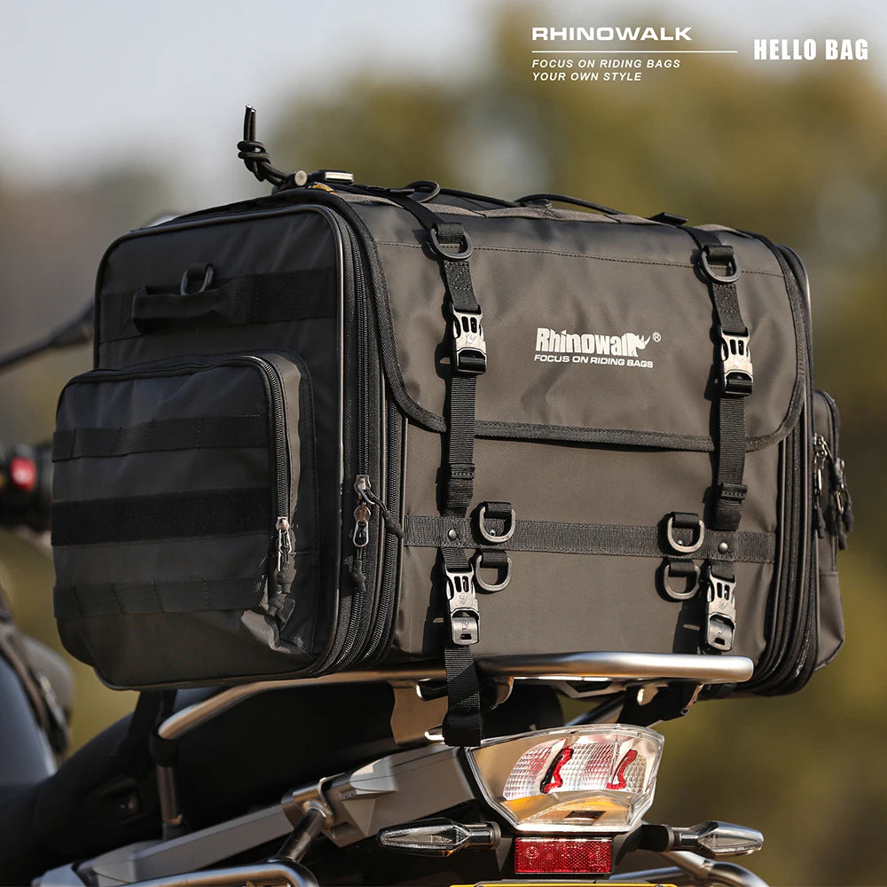 Sac de voyage moto Rhinowalk noir fixé sur un porte-bagages - vue 2