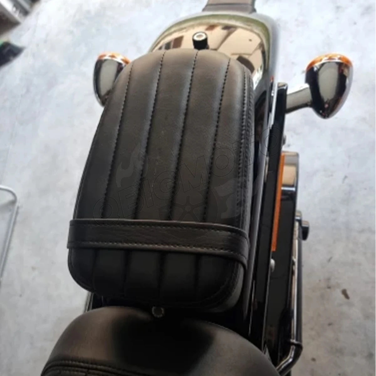 Selle passager arrière QBIGMOTO pour Harley-Davidson Softail Slim / Street Bob (2018-2023)