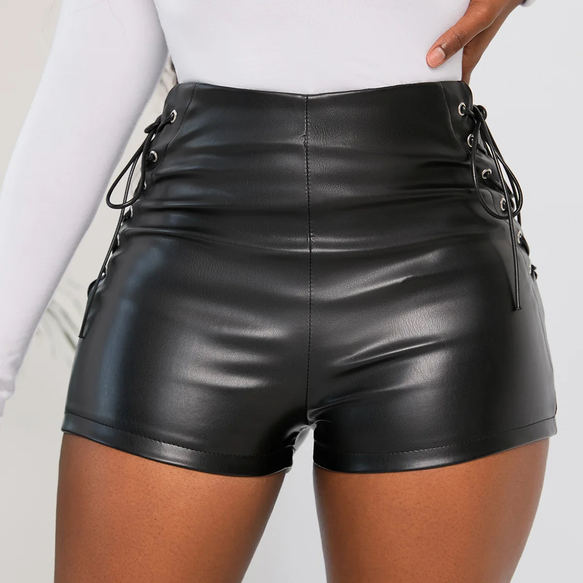 Short noir en simili cuir lacé style goth Y2K - vue 2