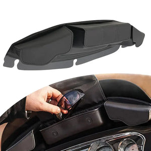 Sacoche de pare-brise en cuir noir fixée sur le carénage d'une Harley-Davidson - vue 1