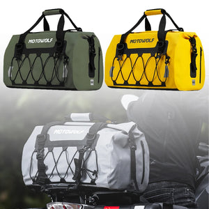 Sac de queue étanche moto noir au format roulé, fixé à l'arrière de la selle - vue 1