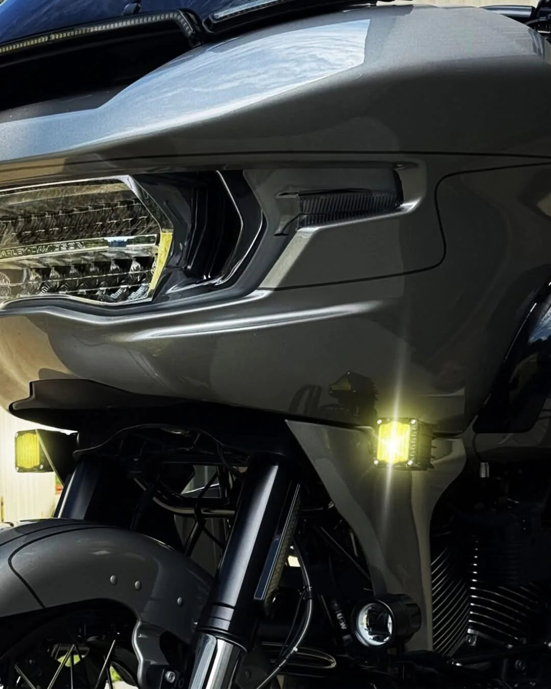 Clignotant LED avant noir style Shark Demon sur une Harley-Davidson Road Glide - vue 2