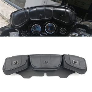 Sacoche noire à 3 poches fixée sur le pare-brise d'une Harley-Davidson Electra Glide - vue 1