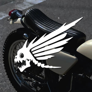 Autocollant tête de mort ailée sur réservoir de moto - vue 1