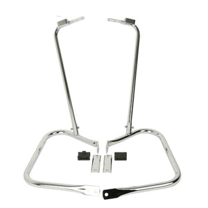 Barre de protection chromée soutenant les sacoches d'une Harley-Davidson Touring - vue 2