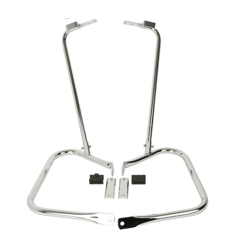 Barre de protection chromée soutenant les sacoches d'une Harley-Davidson Touring - vue 2
