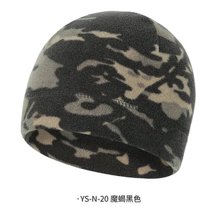 Cagoule polaire camouflage pour l'hiver, portée sous un casque moto - vue 8