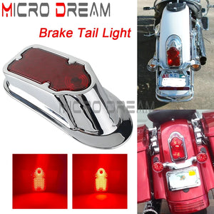Feu arrière LED rouge style Tombstone fixé sur le garde-boue d'une Harley-Davidson Softail - vue 1