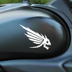 Autocollant tête de mort ailée sur réservoir de moto - vue 6