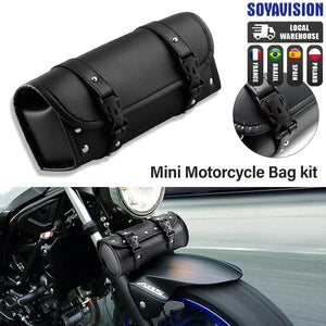 Sacoche moto en cuir noir à clous chromés fixée sur le côté d'une Harley-Davidson - vue 1