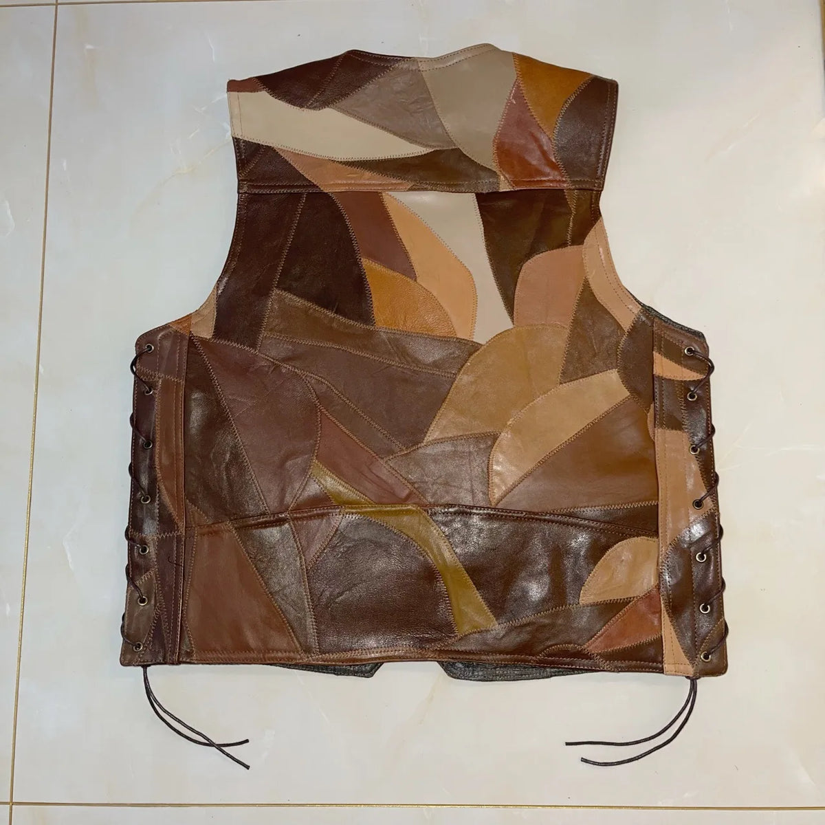 Gilet biker homme en cuir patchwork, vue de face - vue 2