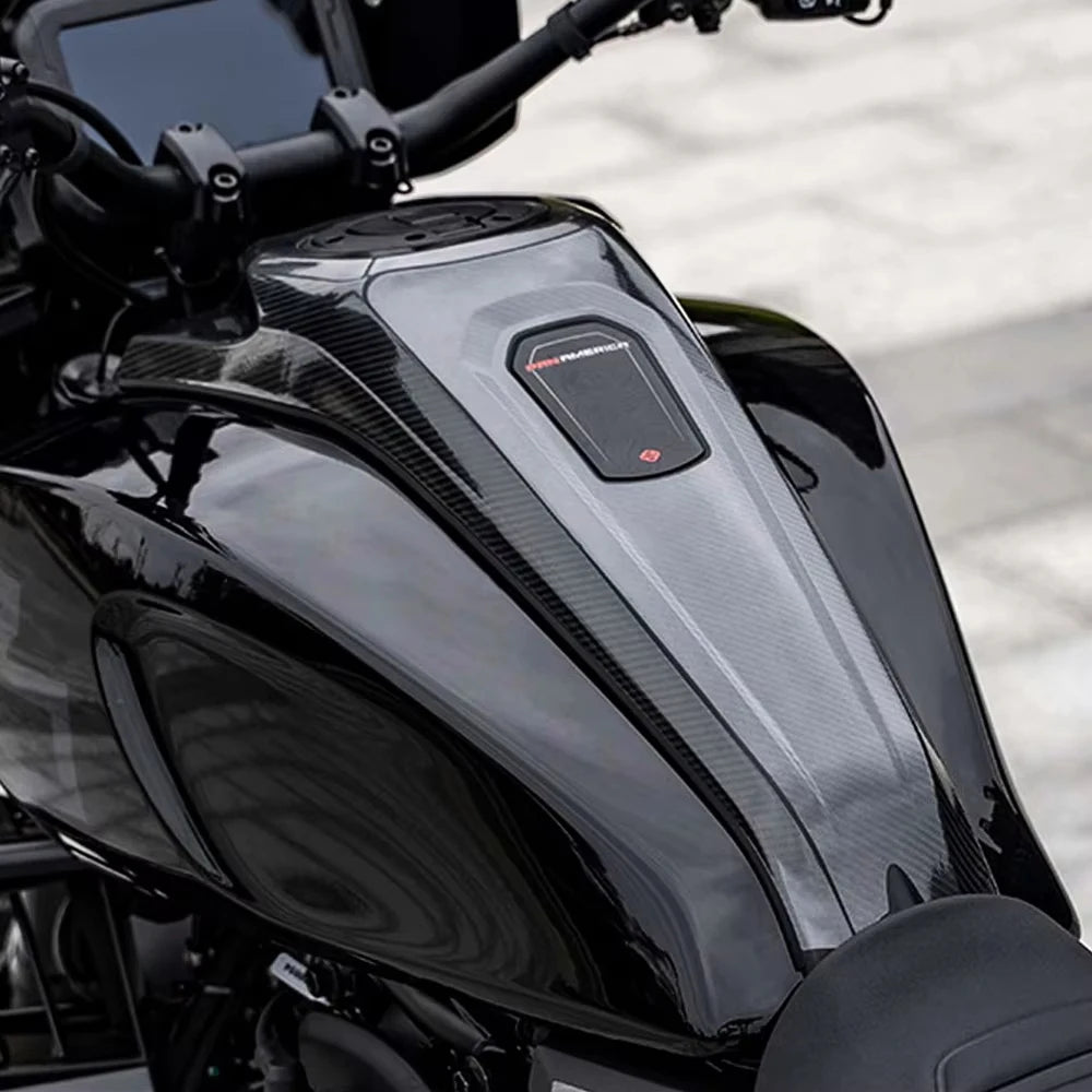 Autocollant motif carbone sur réservoir de Harley Pan America - vue 2
