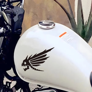 Autocollant tête de mort ailée sur réservoir de moto - vue 2