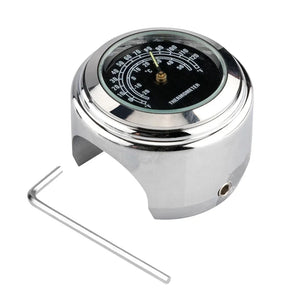 Horloge et thermomètre noirs fixés sur le guidon d'une moto - vue 9