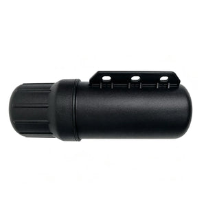 Tube de rangement noir étanche fixé sur une moto ADV - vue 4