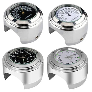 Horloge et thermomètre noirs fixés sur le guidon d'une moto - vue 2