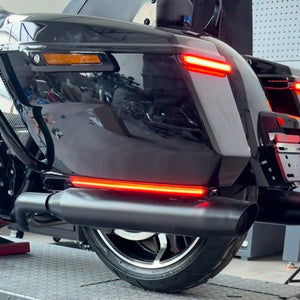 Feu LED rouge collé sur la sacoche latérale d'une Harley-Davidson Touring - vue 4