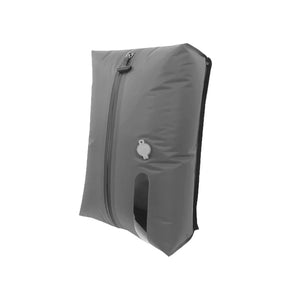 Sac de queue étanche moto noir au format roulé, fixé à l'arrière de la selle - vue 14
