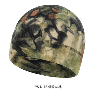Cagoule polaire camouflage pour l'hiver, portée sous un casque moto - vue 7