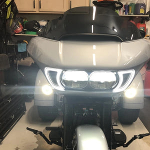 Accent lumineux LED noir intégré à la grille de phare d'une Harley-Davidson Road Glide - vue 5