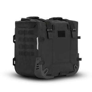 Sacoche latérale semi-rigide noire fixée sur une moto trail/aventure - vue 3