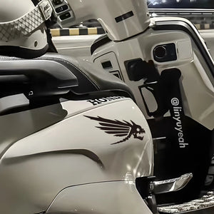 Autocollant tête de mort ailée sur réservoir de moto - vue 4