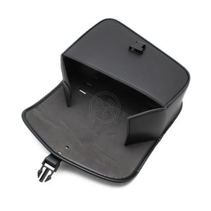 Sacoche latérale à outils en cuir noir fixée sur une Harley-Davidson Sportster - vue 4