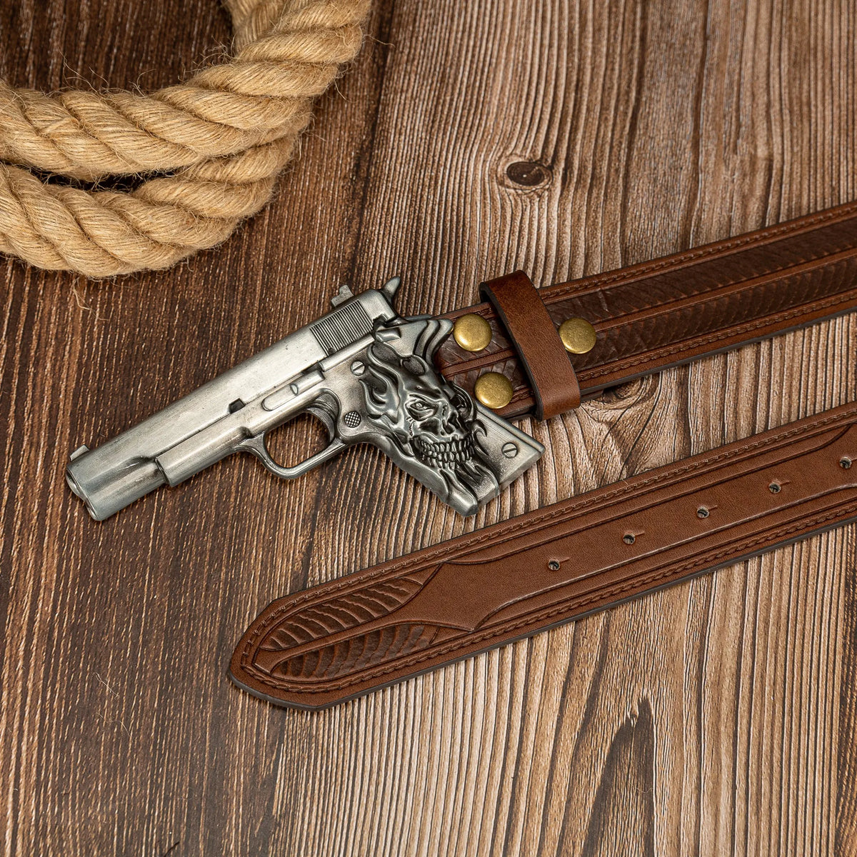 Ceinture homme en similicuir avec grande boucle tête de mort et revolver - vue 2