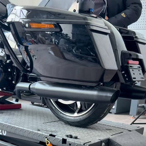 Feu LED rouge collé sur la sacoche latérale d'une Harley-Davidson Touring - vue 2