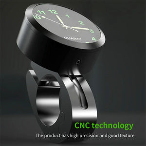Petite horloge noire fixée sur le guidon d'une moto - vue 3