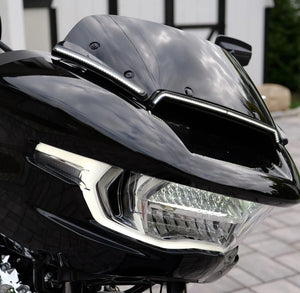 Baguette LED noire fixée le long du pare-brise d'une Harley-Davidson Road Glide - vue 5