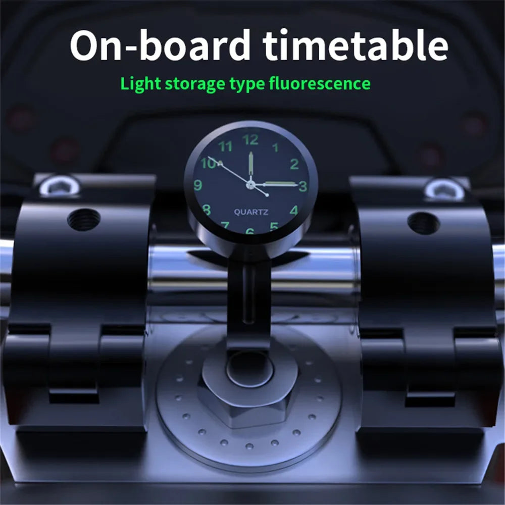 Petite horloge noire fixée sur le guidon d'une moto - vue 2