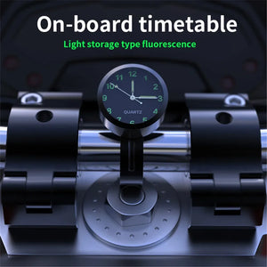 Petite horloge noire fixée sur le guidon d'une moto - vue 2