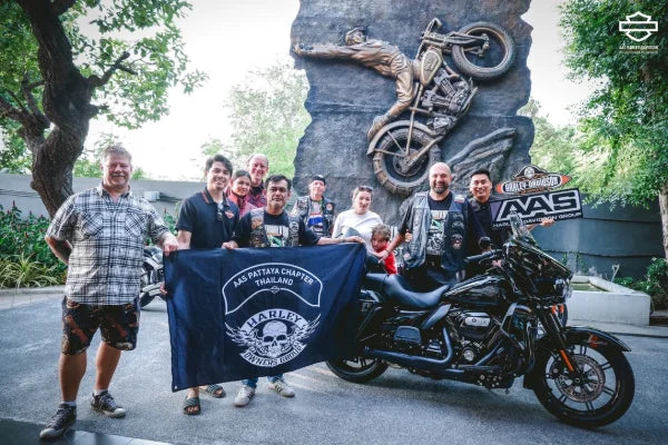 Membres du groupe avec leur bannière