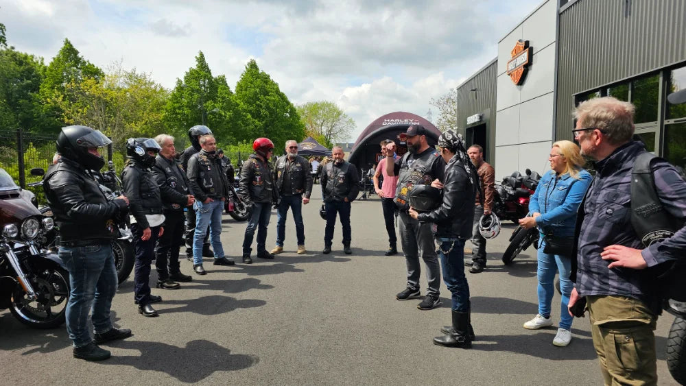 Motards du chapter près de leurs motos alignées