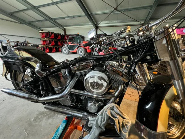 Harley-Davidson en préparation dans l'atelier