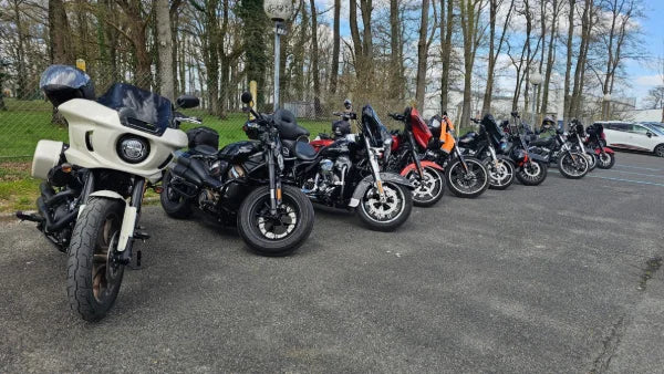 Motos alignées à l'arrêt pendant une sortie