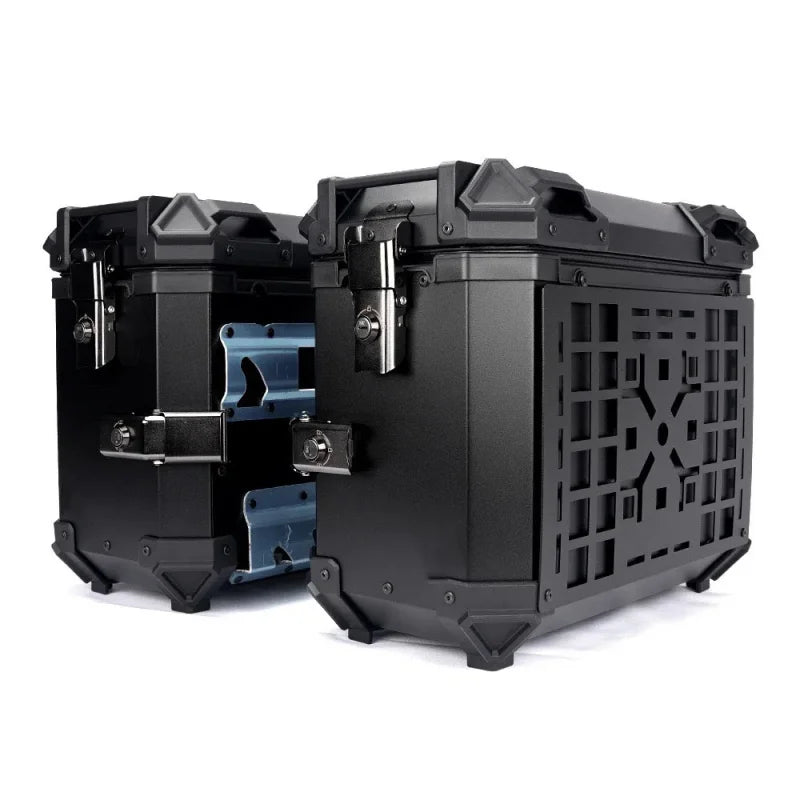 Top case aluminium noir blindé monté sur le porte-bagages d'une moto - vue 2