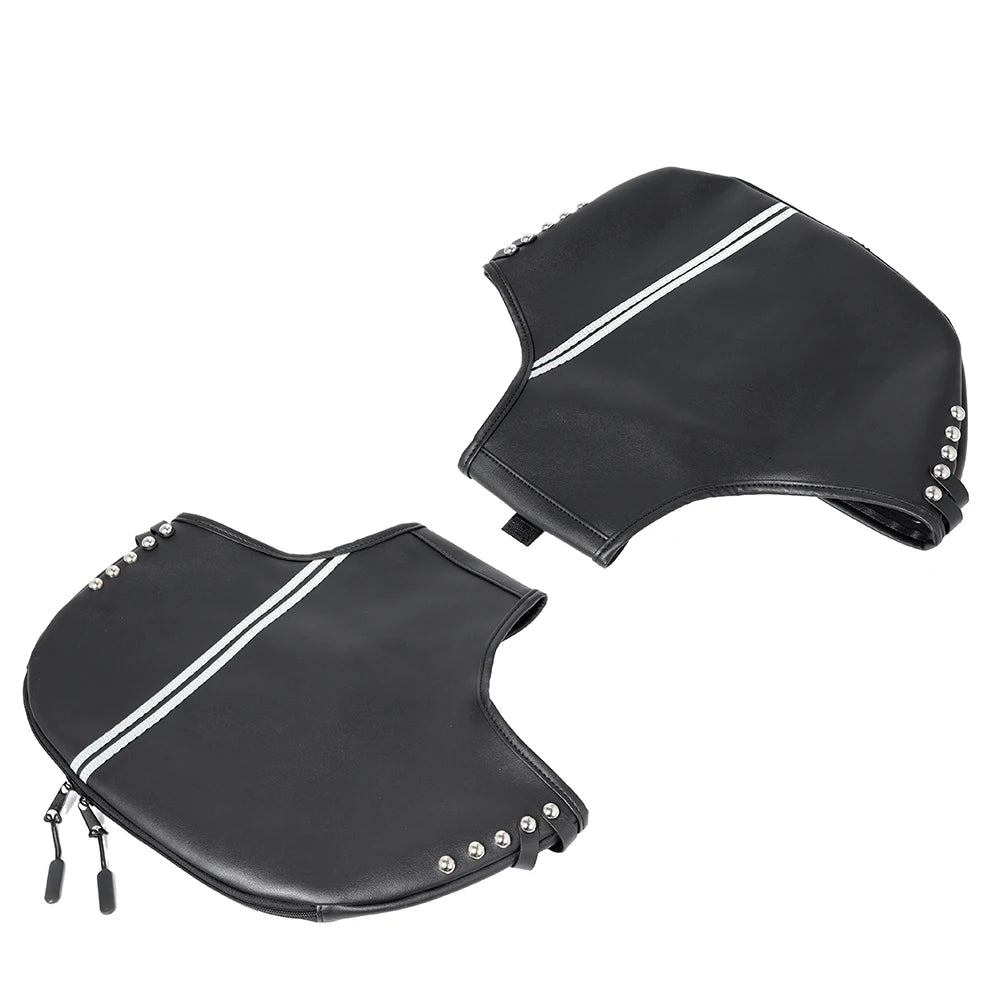 Paire de protège-jambes en cuir noir montés sur le pare-jambes d'une Harley-Davidson - vue 6