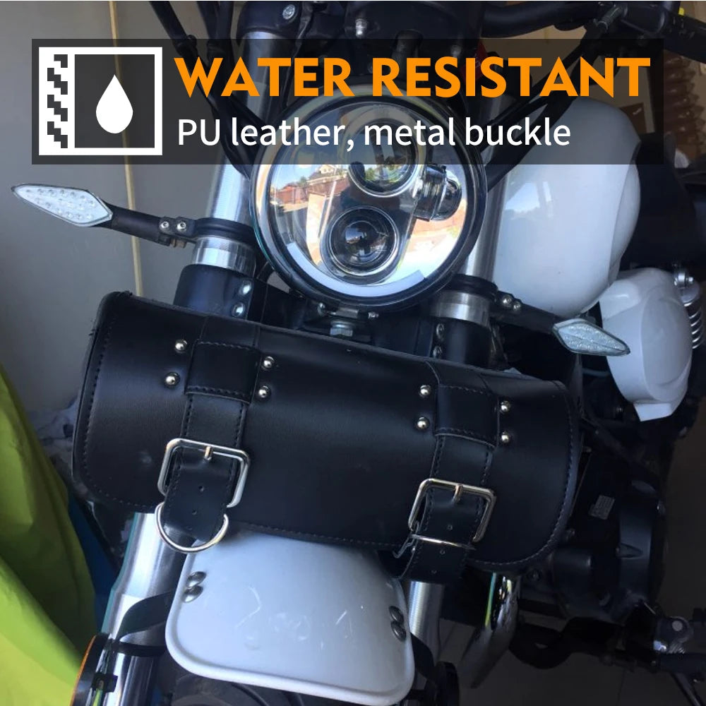 Sacoche de fourche en cuir noir à clous chromés fixée sur une Harley-Davidson - vue 4