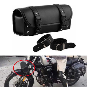 Sacoche moto en cuir noir à clous chromés fixée sur le côté d'une Harley-Davidson - vue 7