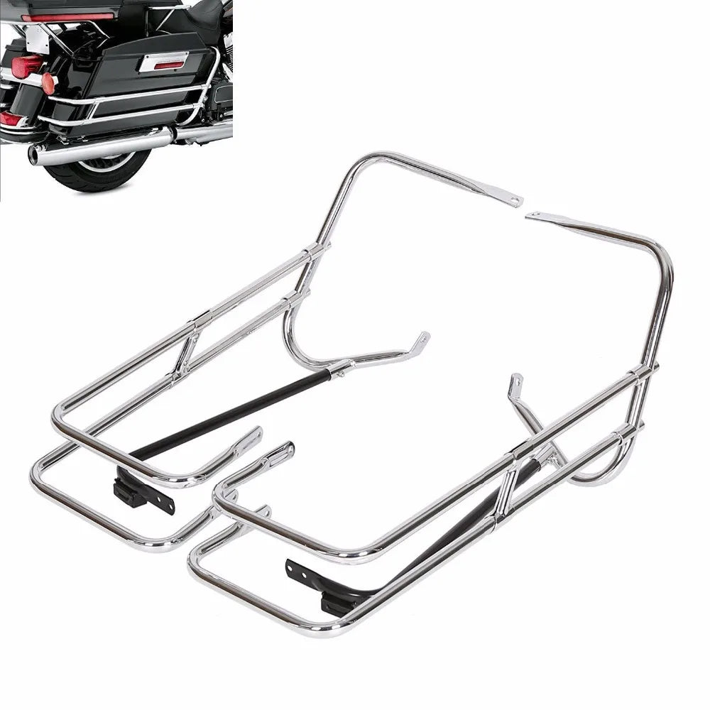 Garde double rail chromé autour des sacoches d'une Harley-Davidson Touring - vue 1